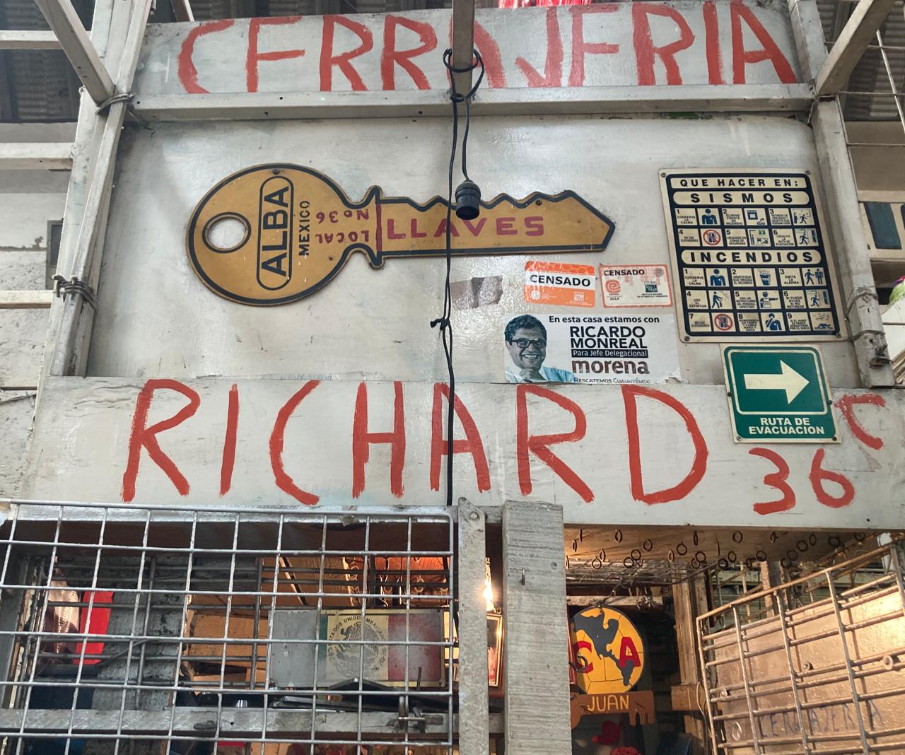 Plaza Pensador Mexicano - Cerrajería Richard